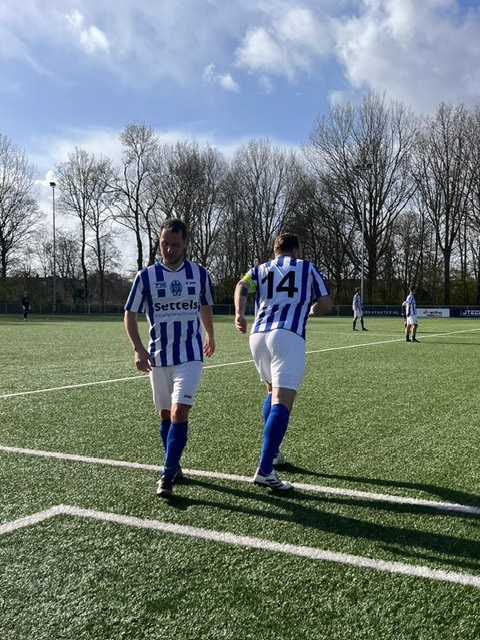 FC CASTRICUM 3 KRIJGT IN SLOTFASE DEKSEL OP ZIJN NEUS