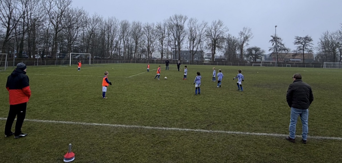 CASTRICUM JO8 STRIJDT DAPPER TEGEN STERK BLAUW WIT