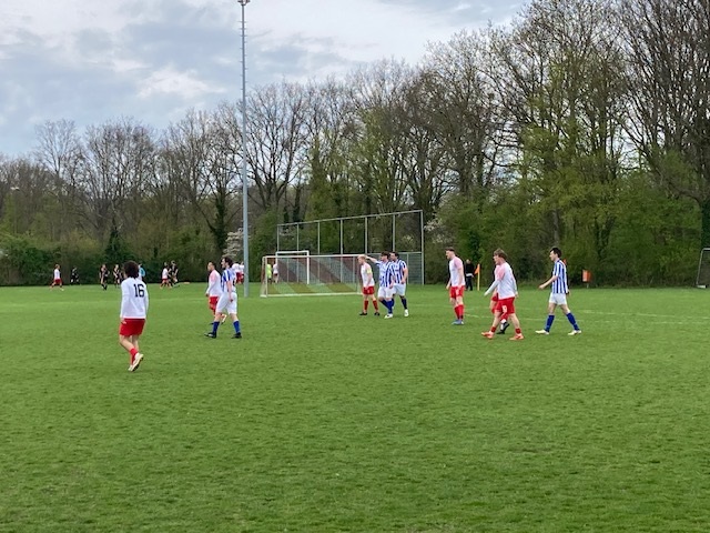 SCHEIDSRECHTER SPEELT CRUCIALE ROL IN OVERWINNING DE FORESTERS