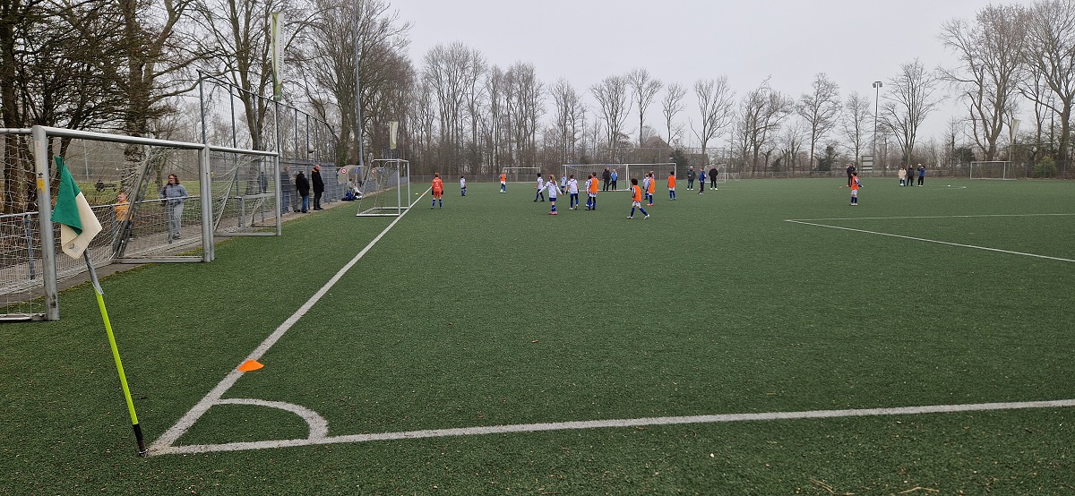 JO11-1 LAAT DEM KANSLOOS EN TRAKTEERT PUBLIEK OP DOELPUNTENFESTIJN