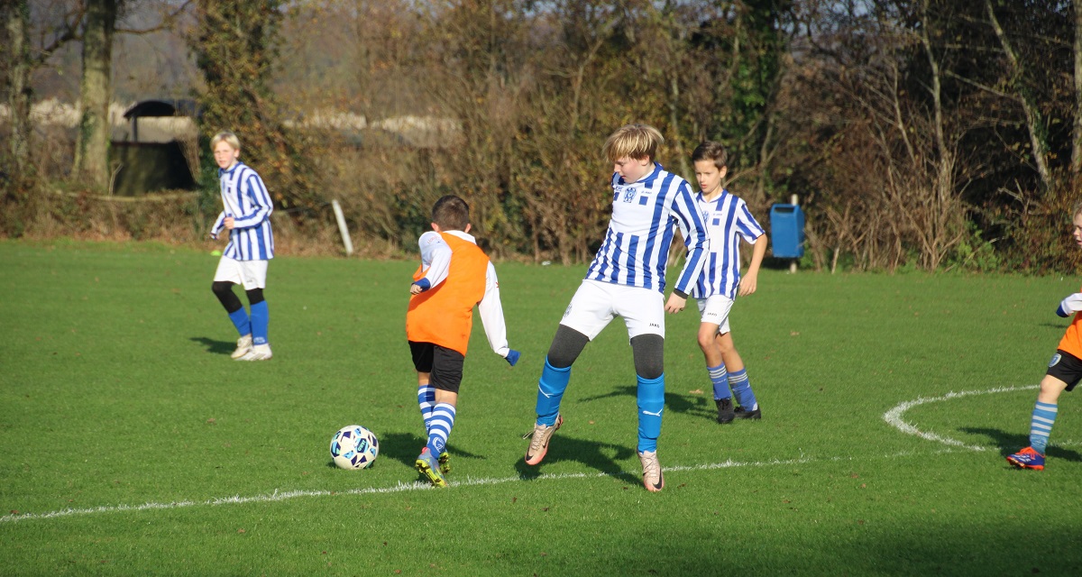 FC CASTRICUM JO11-1 KRIJGT VOETBALLES VAN ADO ’20