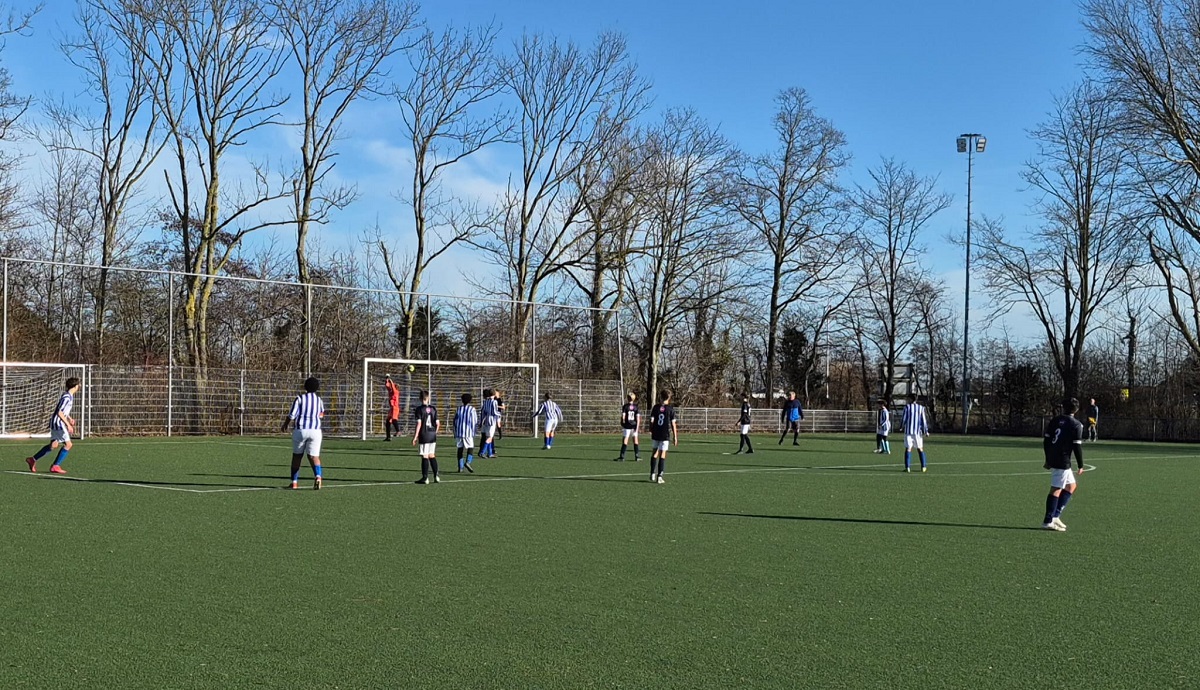 JO14-1 SPEELT ZAANDIJK ZONDER GENADE VAN HET VELD