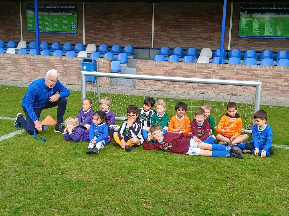 MINI’S FC CASTRICUM SPELEN DE STERREN VAN DE HEMEL OP HET HOOFDVELD