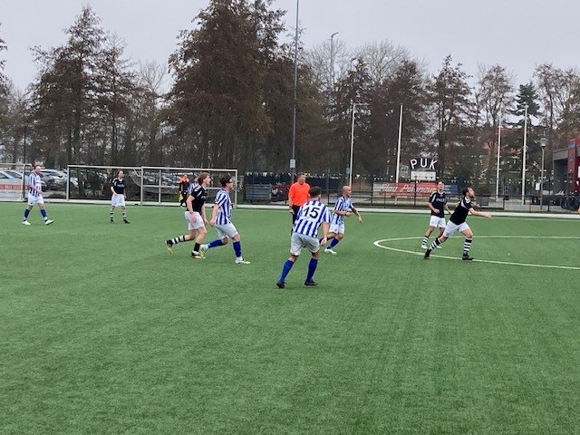 FC CASTRICUM 3 GEEFT RUIME VOORSPRONG BIJNA UIT HANDEN, MAAR HERSTELT ZICH PRIMA