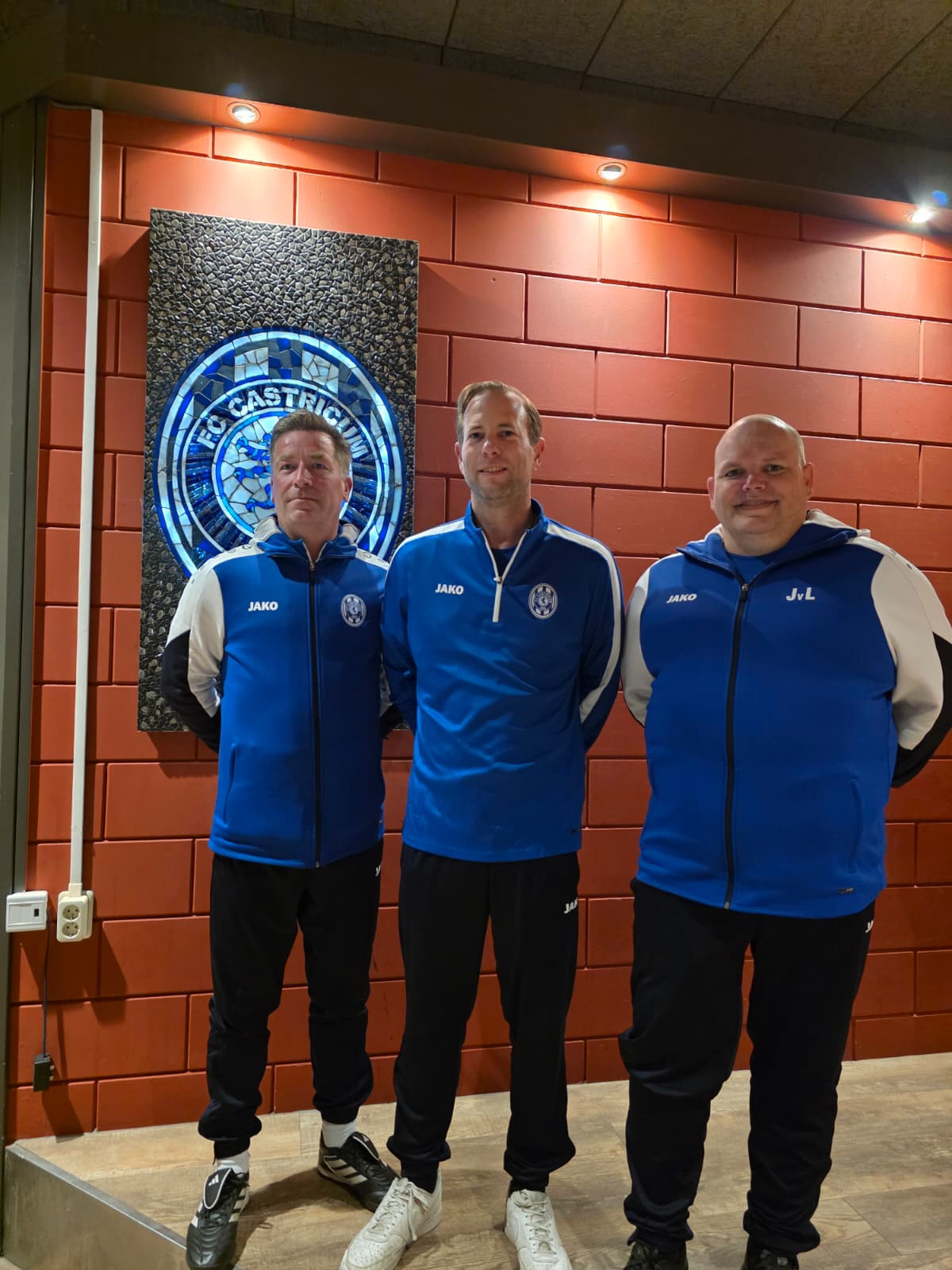 OP HET PODIUM ONZE DRIE HOOFDTRAINERS