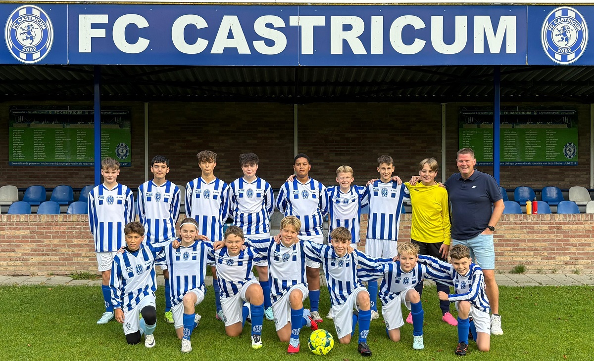 FC CASTRICUM JO14-1 VEEGT SPORTING ADRICHEM VAN HET VELD IN WAAR DOELPUNTENFESTIJN