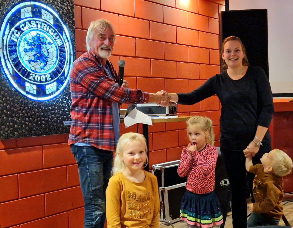FC CASTRICUM VERWELKOMT NIEUWE BORDSPONSOR PAOLA’S KAPSALON